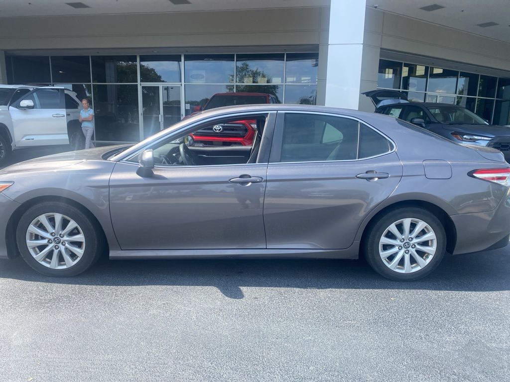 2018 Toyota Camry SE photo 3