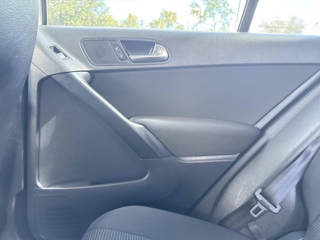2017 Volkswagen Tiguan S photo 13