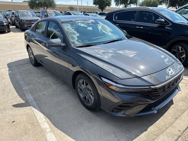 2024 Hyundai Elantra SEL photo 3