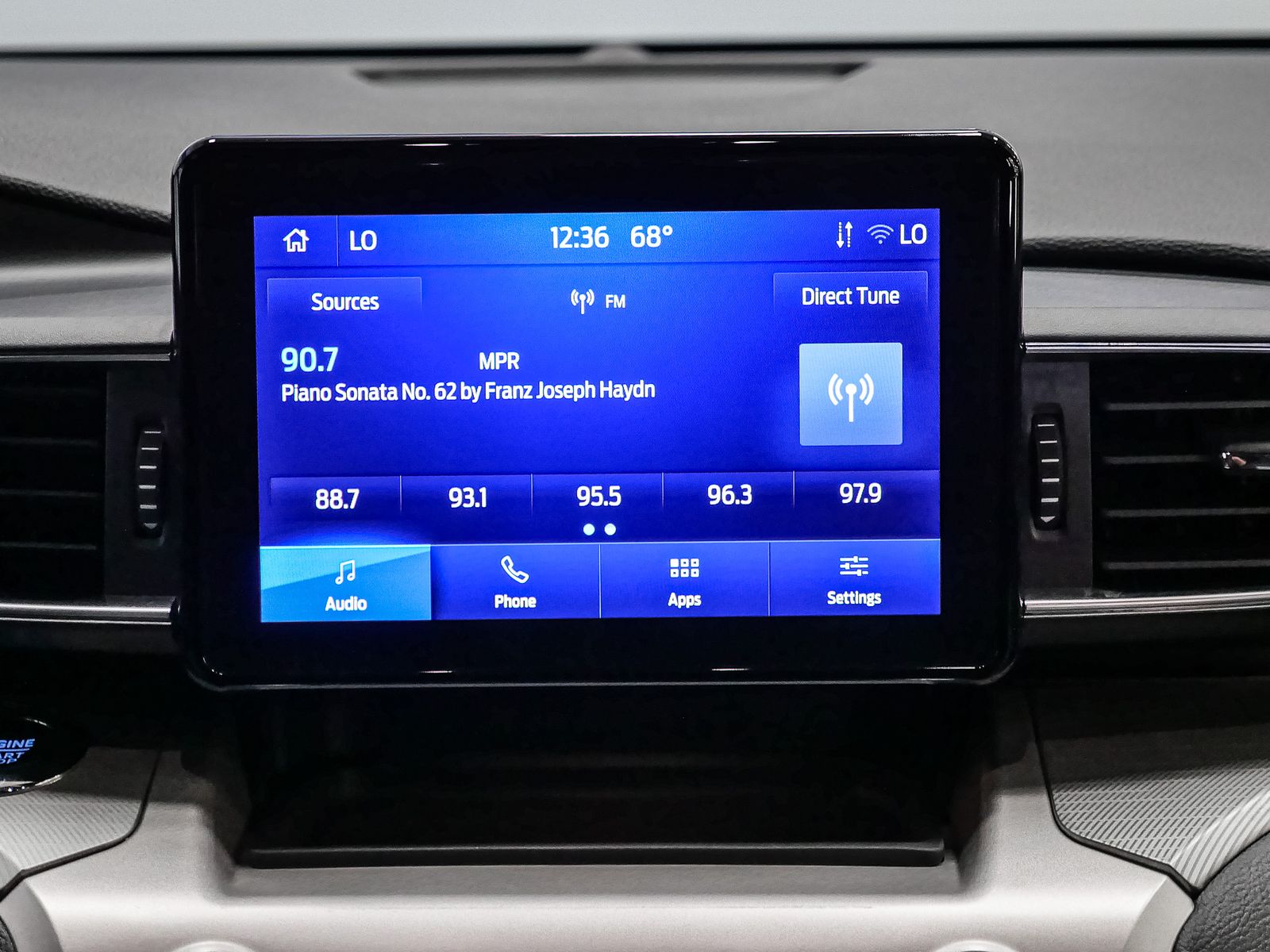 2023 Ford Explorer XLT photo 24