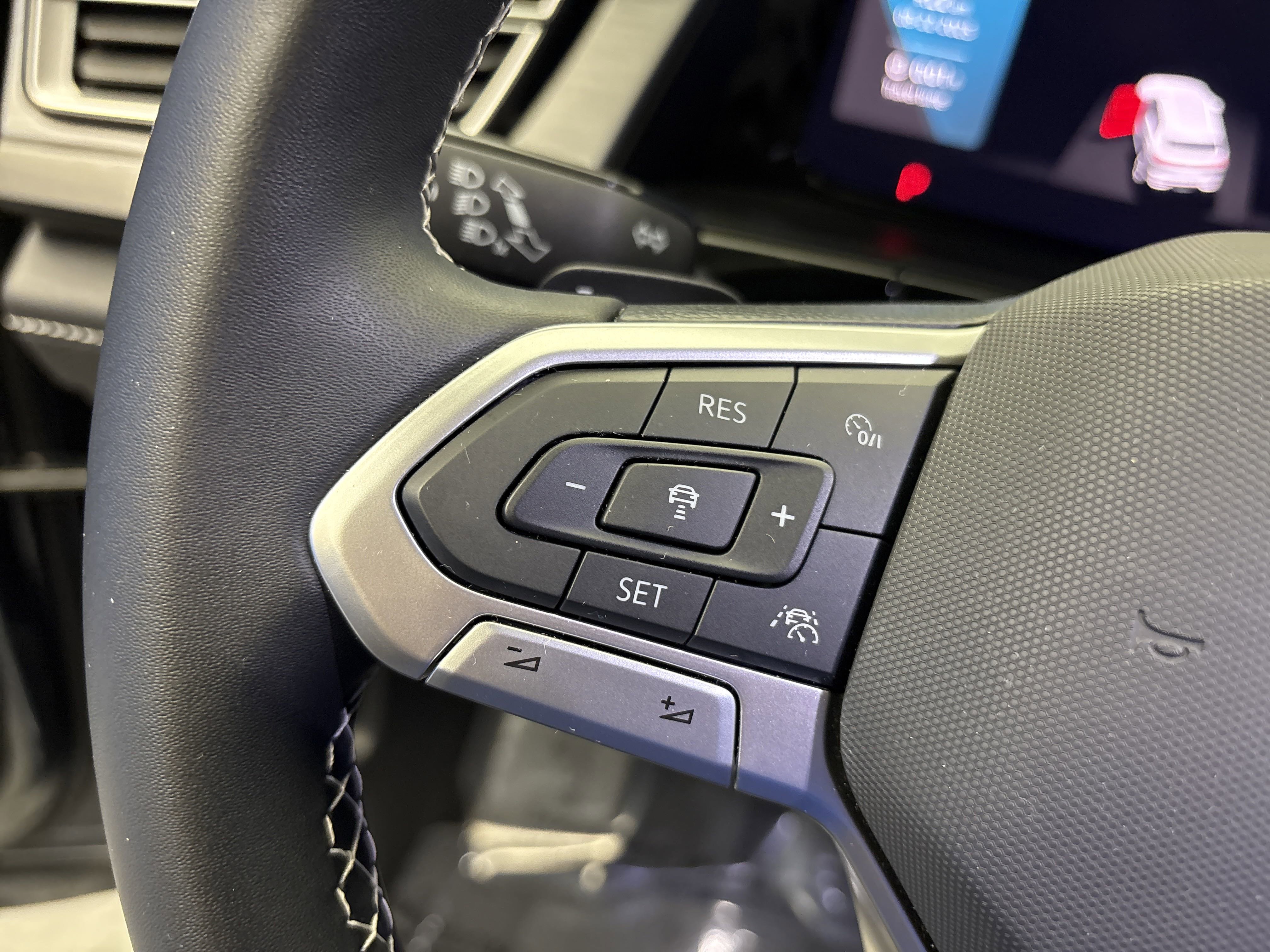 2024 Volkswagen Atlas Cross Sport SE Technology photo 11