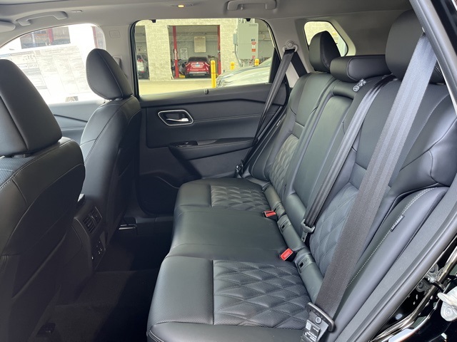 2025 Nissan Rogue Platinum photo 9