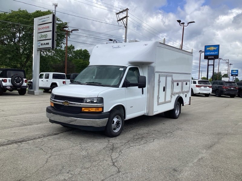 2025 Chevrolet Express 3500 Work Van photo 3
