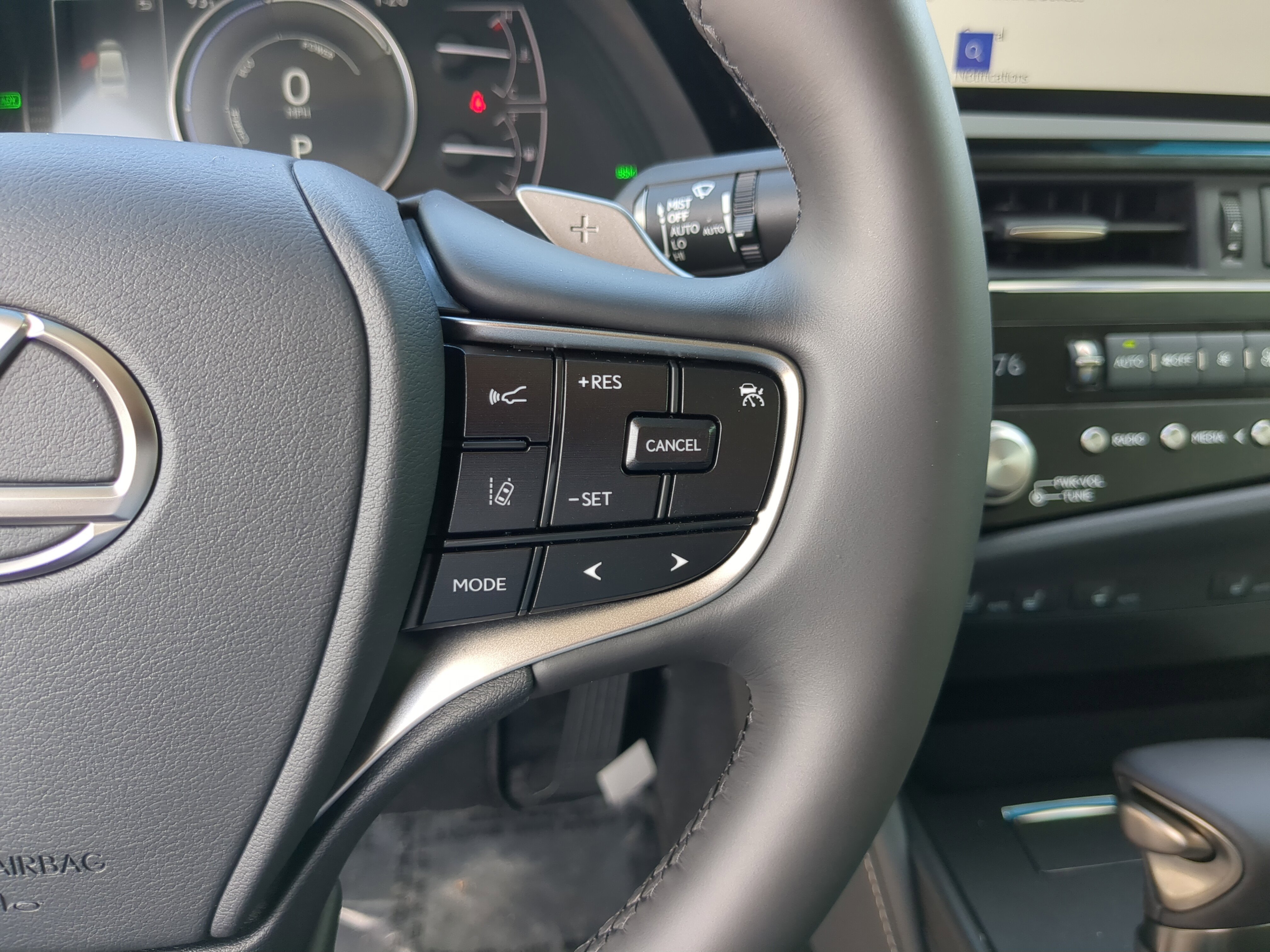 2025 Lexus ES 300h photo 24