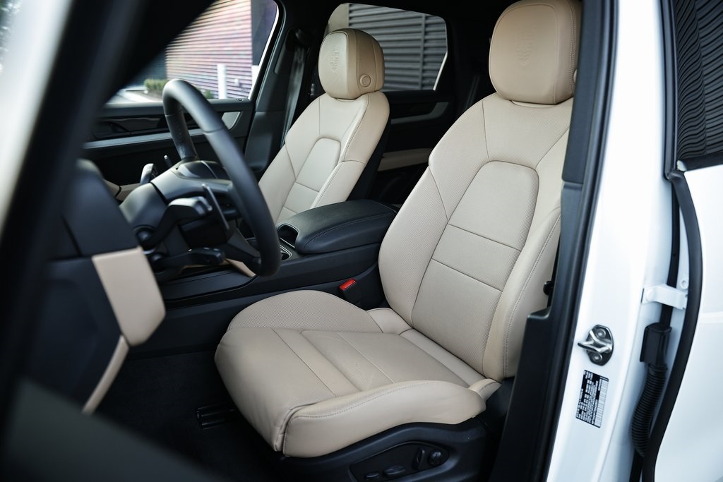 2025 Porsche Cayenne photo 4