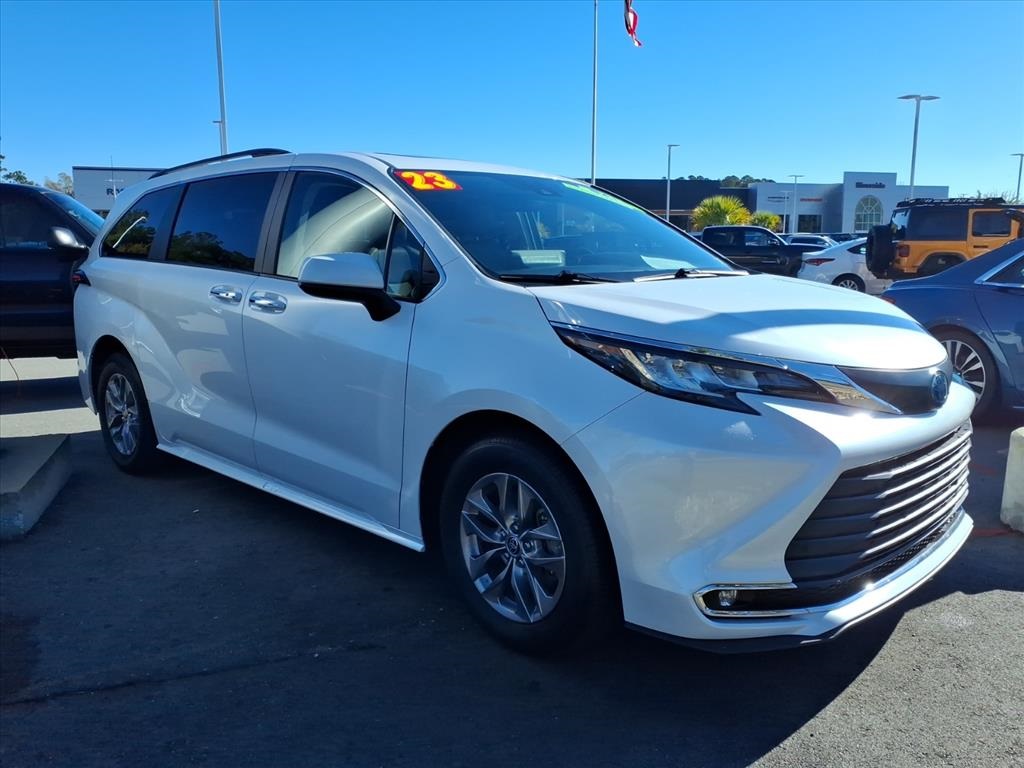 2023 Toyota Sienna XLE's photo