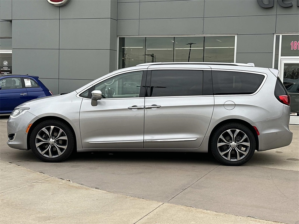 2017 Chrysler Pacifica Limited photo 2
