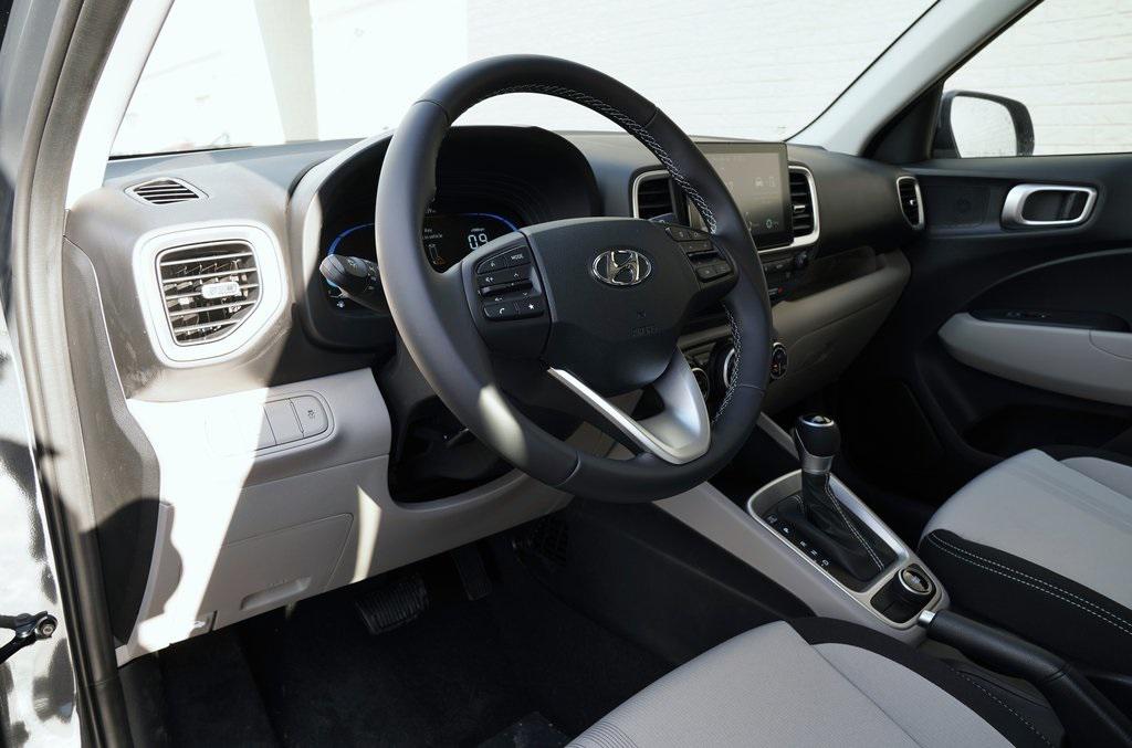 2025 Hyundai Venue SEL photo 9