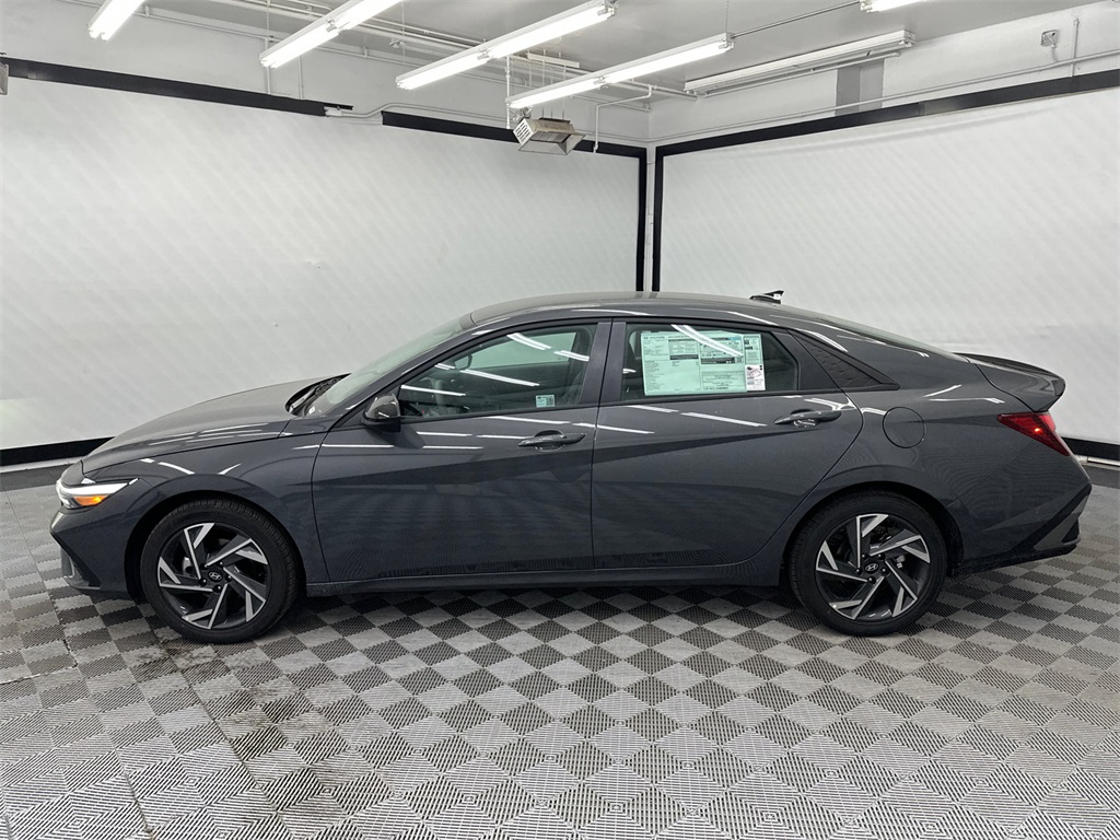 2025 Hyundai Elantra SEL Sport photo 2