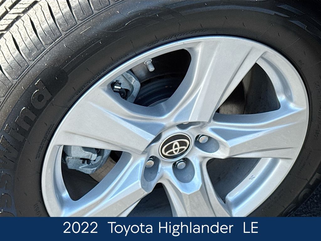 2022 Toyota Highlander LE photo 3