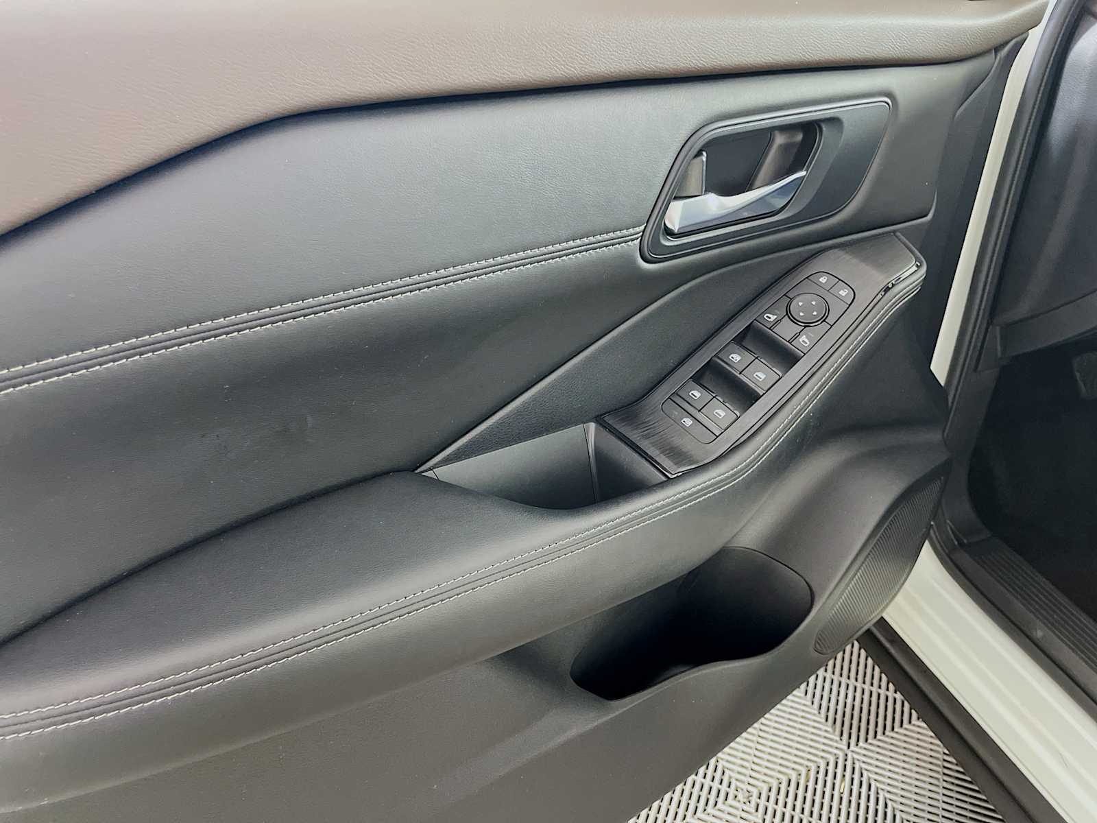 2022 Nissan Rogue SV photo 15