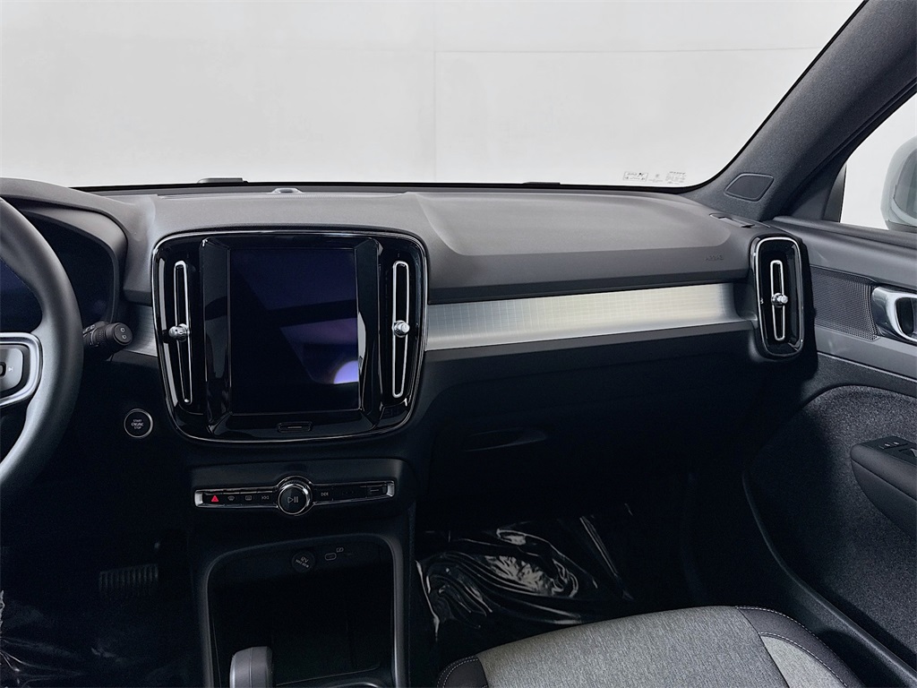 2025 Volvo XC40 Core photo 8