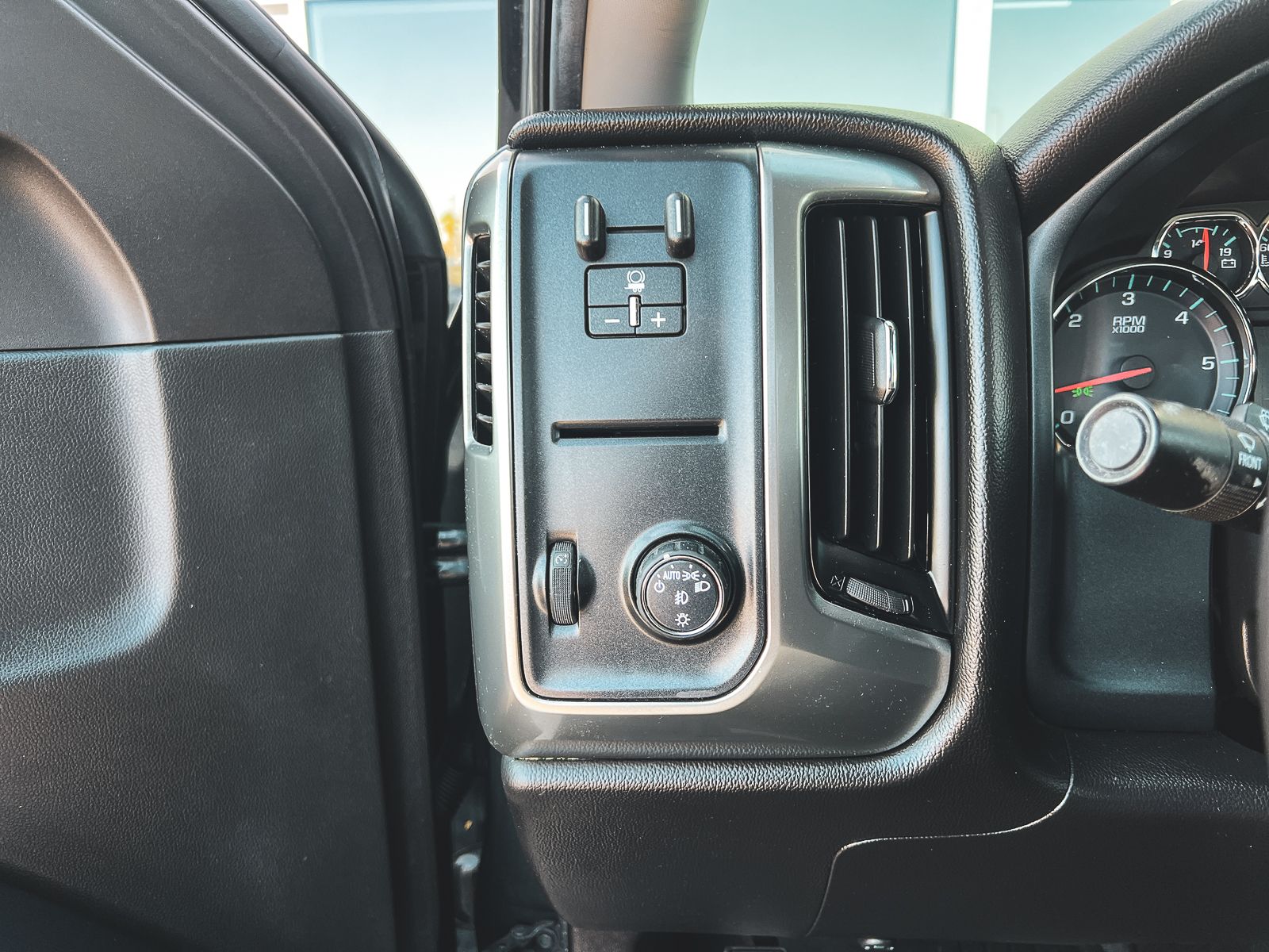 2018 Chevrolet Silverado 1500 LT photo 19
