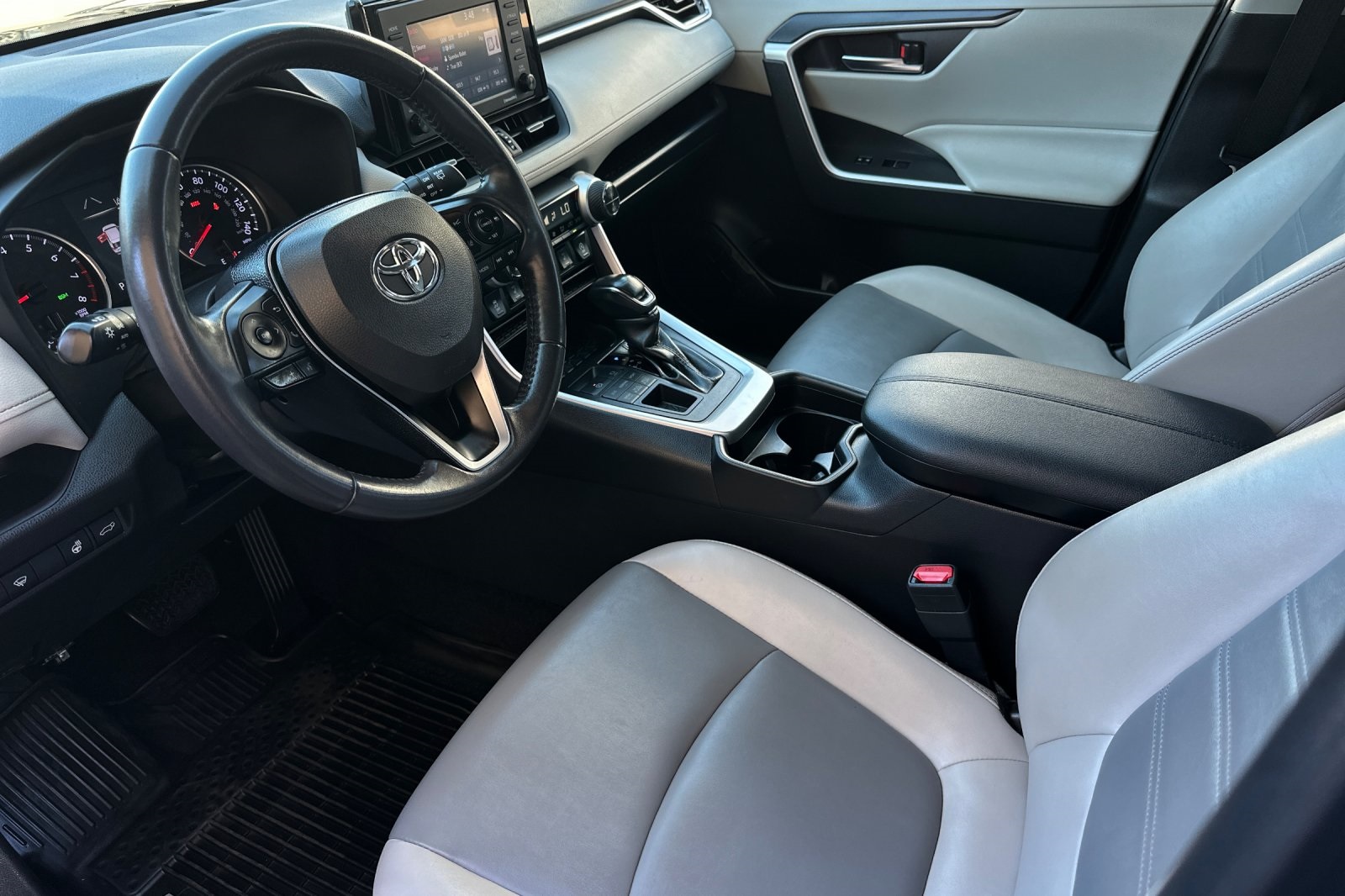 2020 Toyota RAV4 XLE Premium photo 8