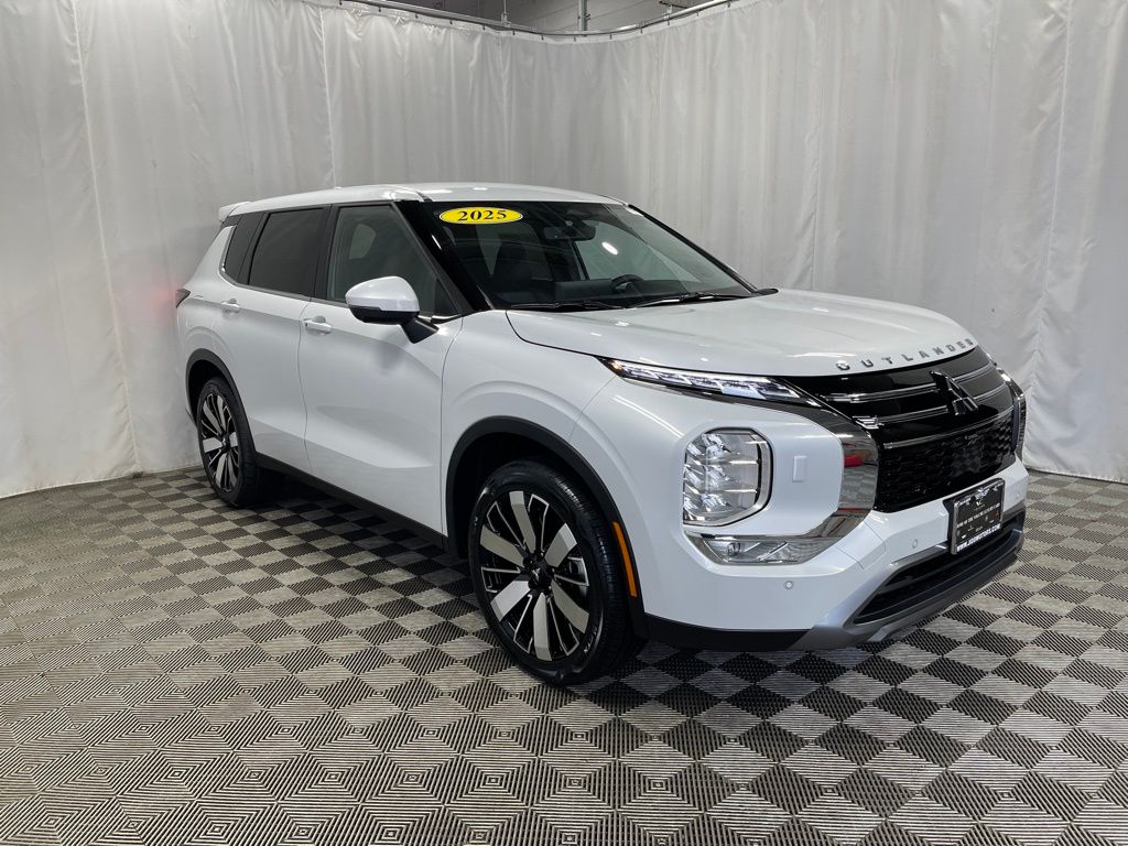 2025 Mitsubishi Outlander SE photo 2