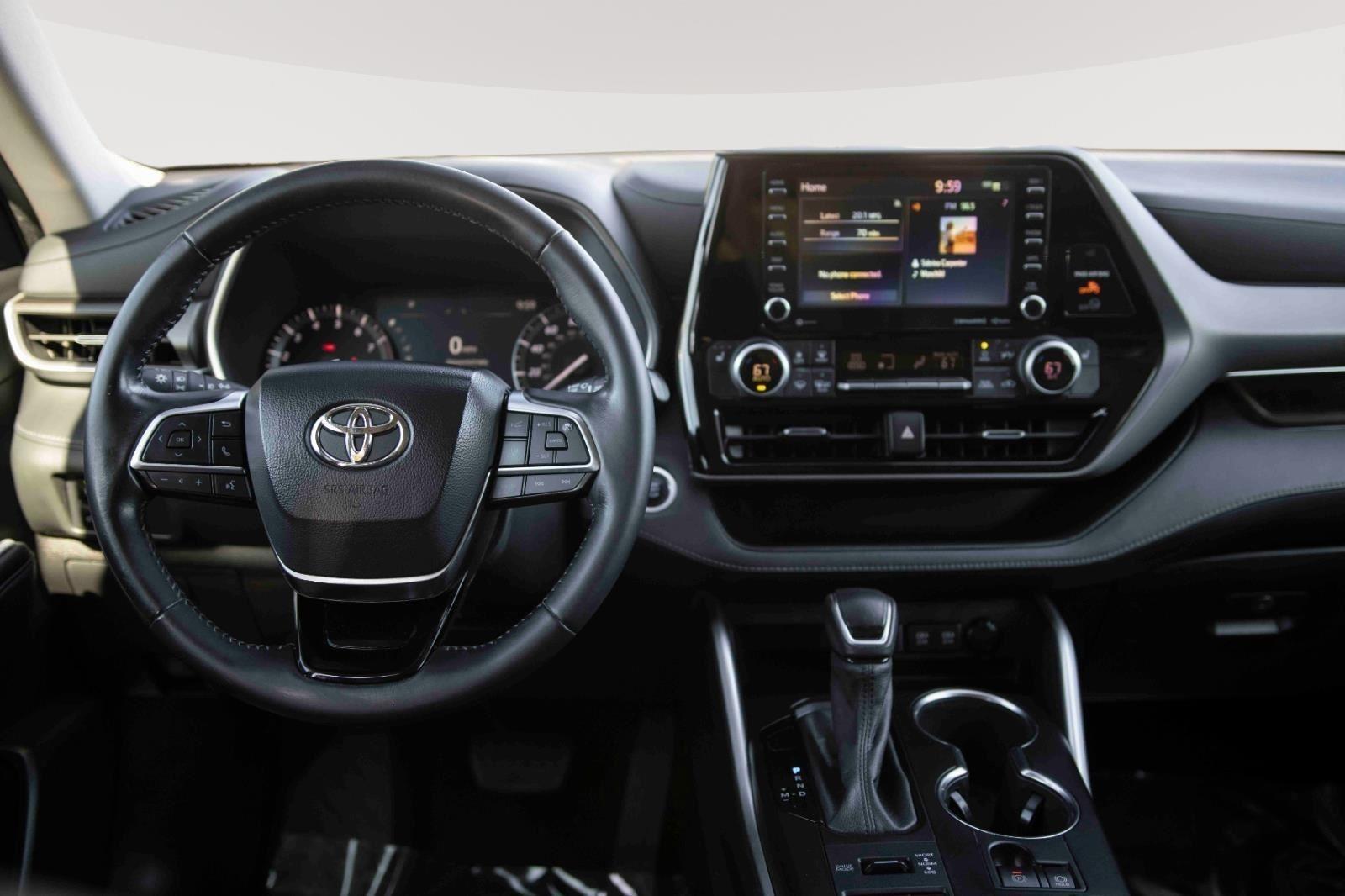 2021 Toyota Highlander XLE photo 3