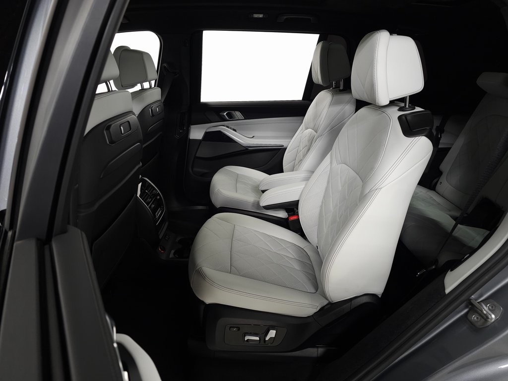 2023 BMW X7 - Image 38