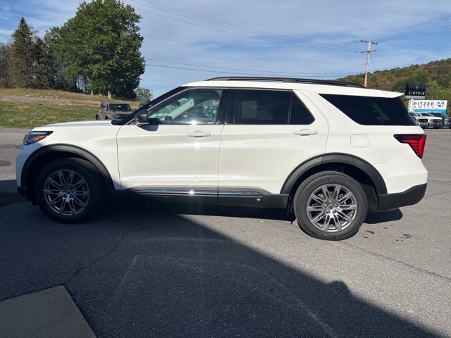 2025 Ford Explorer photo 3