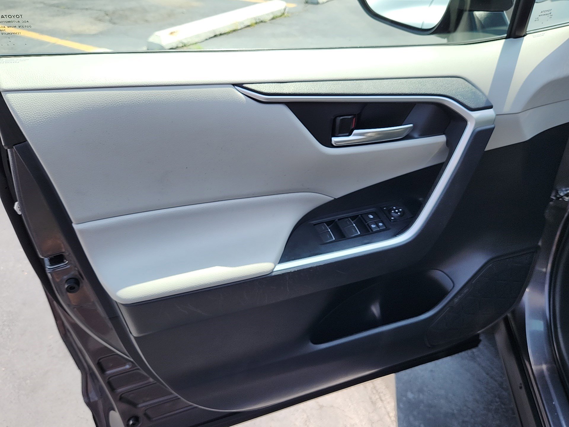 2024 Toyota RAV4 XLE photo 9