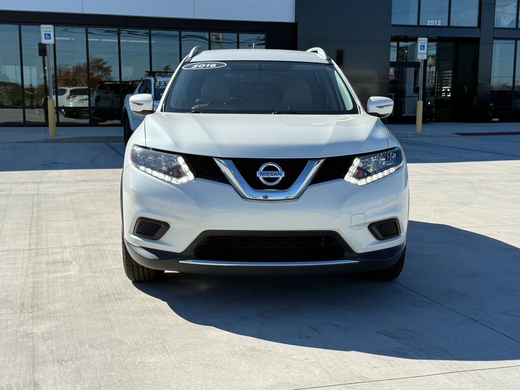 2016 Nissan Rogue SV photo 2