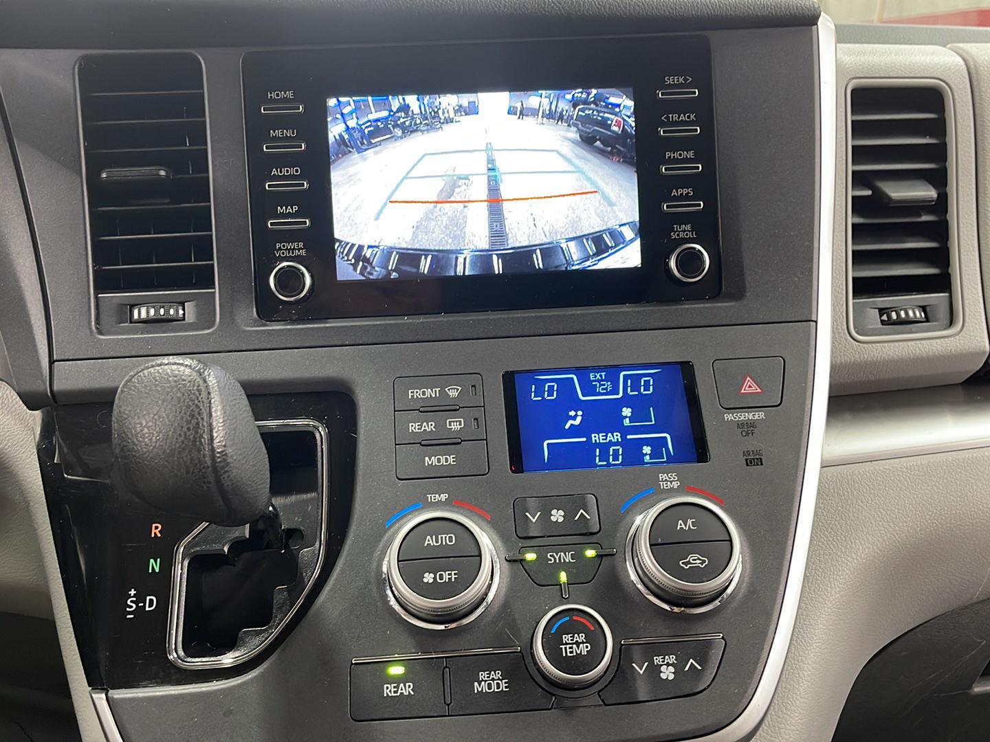 2020 Toyota Sienna L photo 15