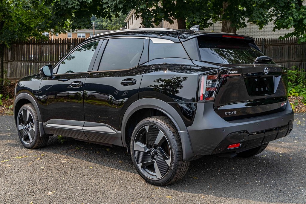 2025 Nissan Kicks SR photo 2