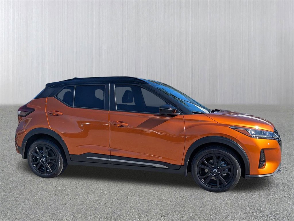 2023 Nissan Kicks SR's photo