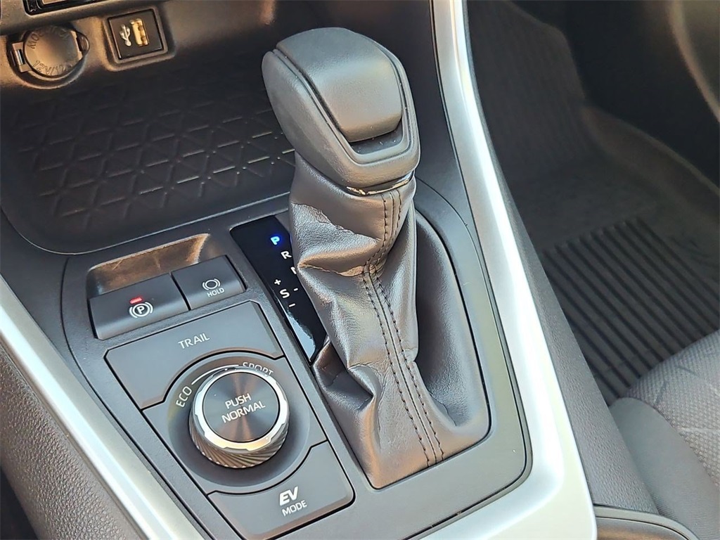 2023 Toyota RAV4 Hybrid XLE photo 17