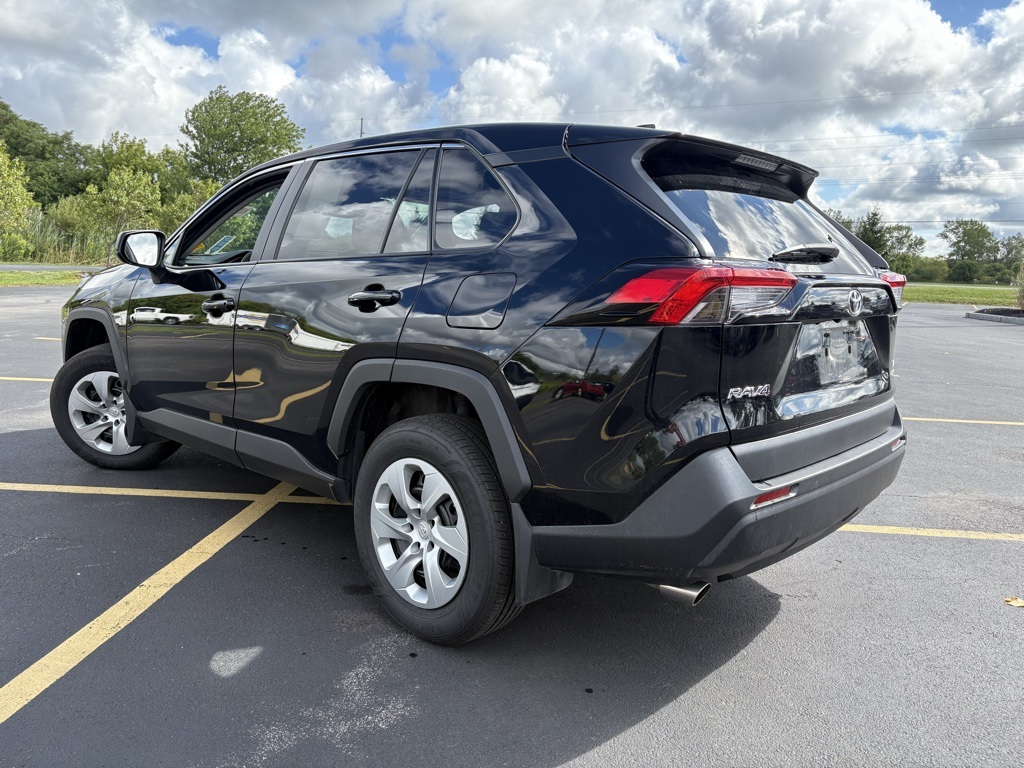 2022 Toyota RAV4 LE photo 4