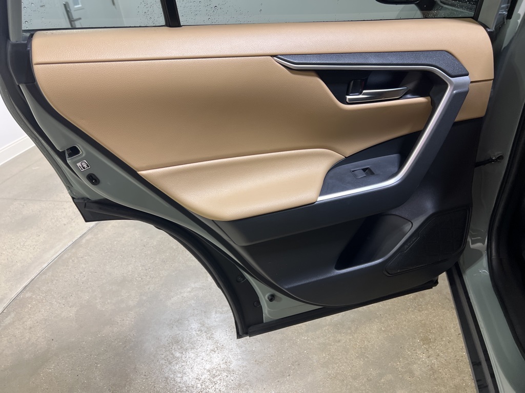 2020 Toyota RAV4 XLE photo 19