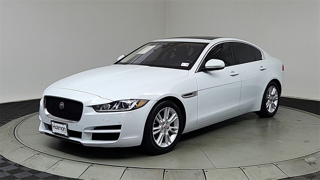 2017 Jaguar XE Premium photo 3