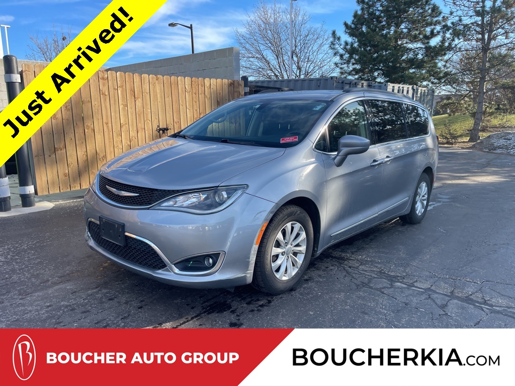 2017 Chrysler Pacifica Touring L's photo