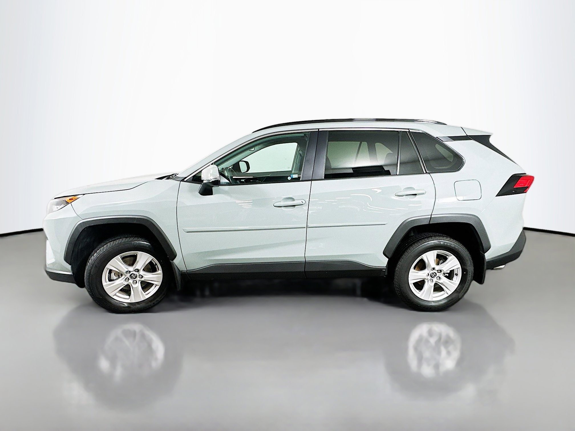 2021 Toyota RAV4 XLE photo 4