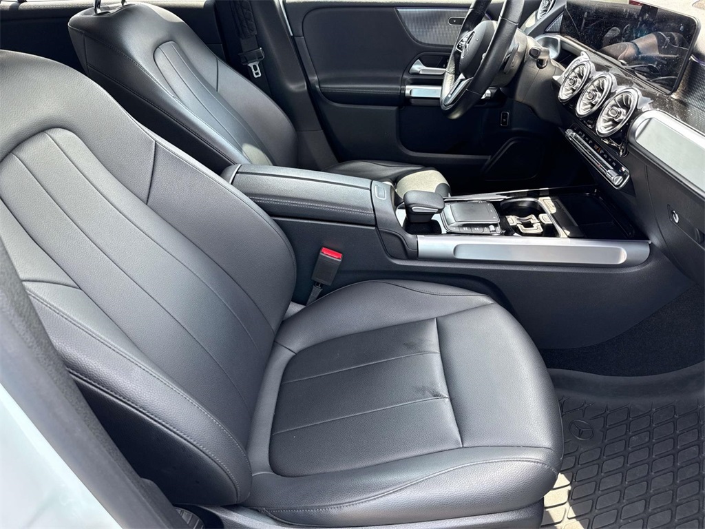 2022 Mercedes Benz GLB 250 photo 7