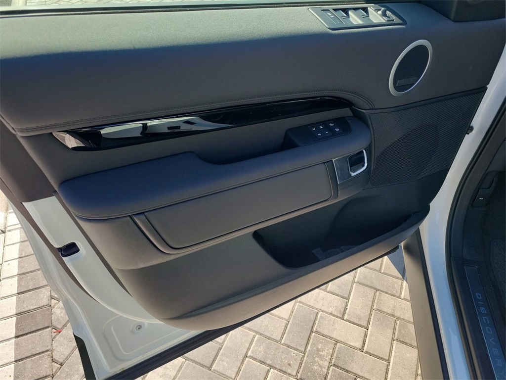 2025 Land Rover Discovery S photo 21