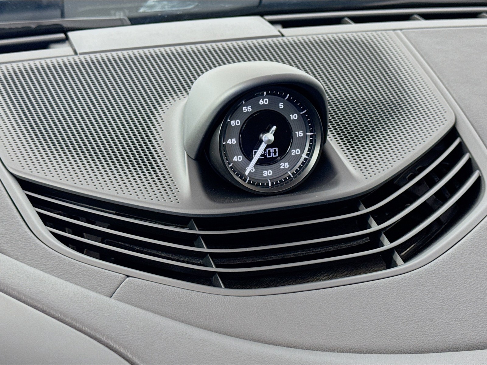 2025 Porsche Taycan photo 16
