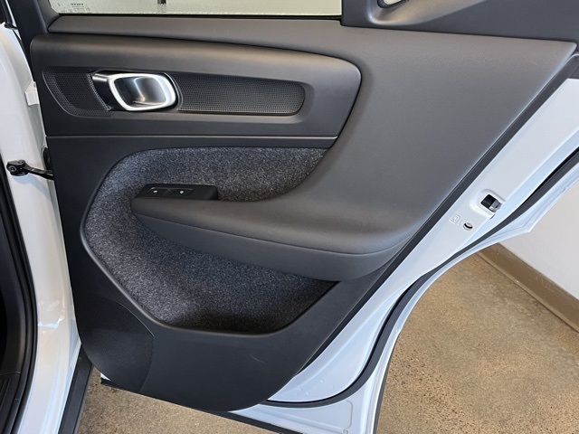 2025 Volvo XC40 Plus photo 31