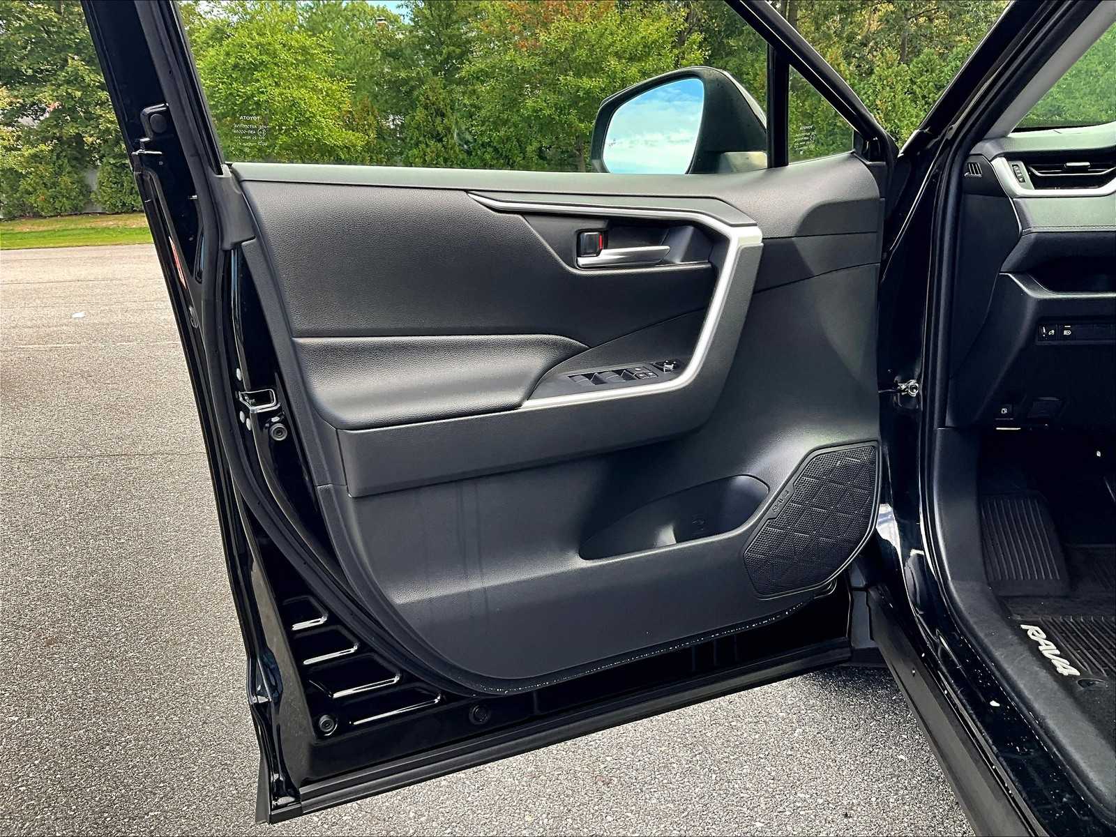 2021 Toyota RAV4 XLE photo 9