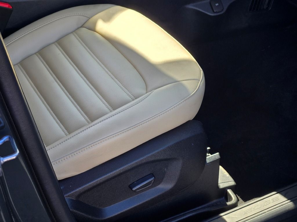 2024 Ford Edge SEL photo 3