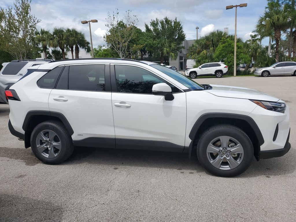 2025 Toyota RAV4 Hybrid XLE photo 3