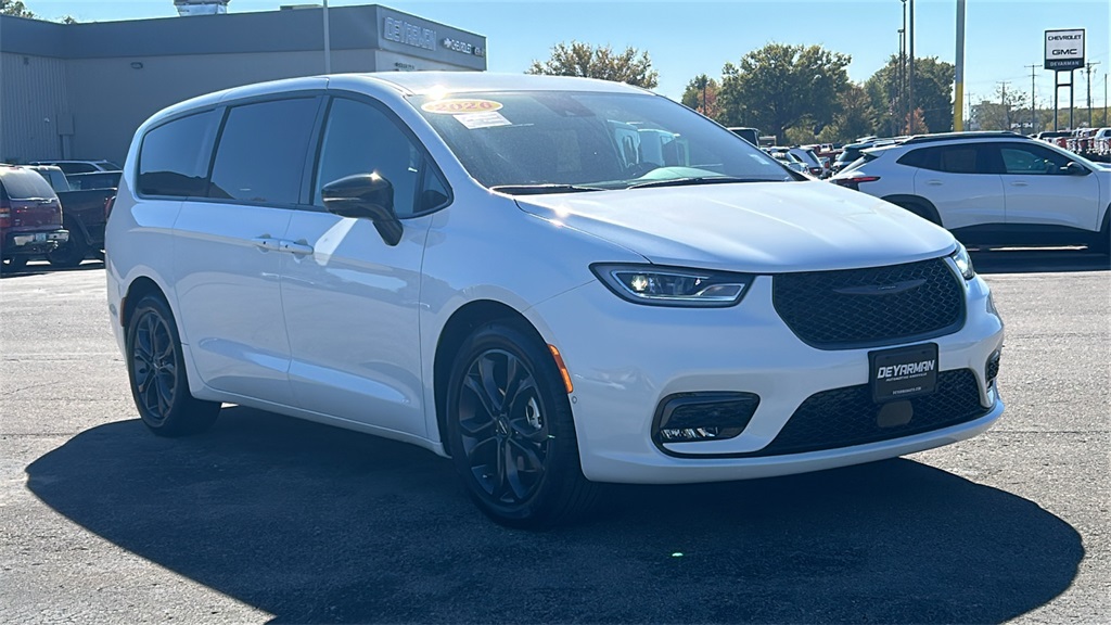 2026 Chrysler Pacifica Select's photo