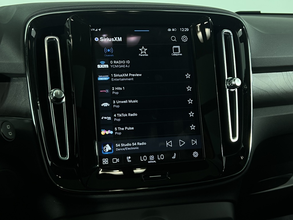 2023 Volvo XC40 Recharge Ultimate photo 16