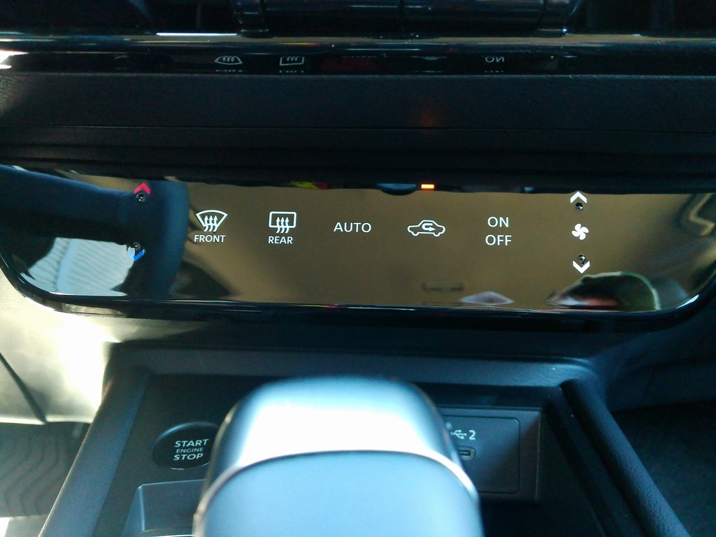 2025 Nissan Kicks SR photo 37