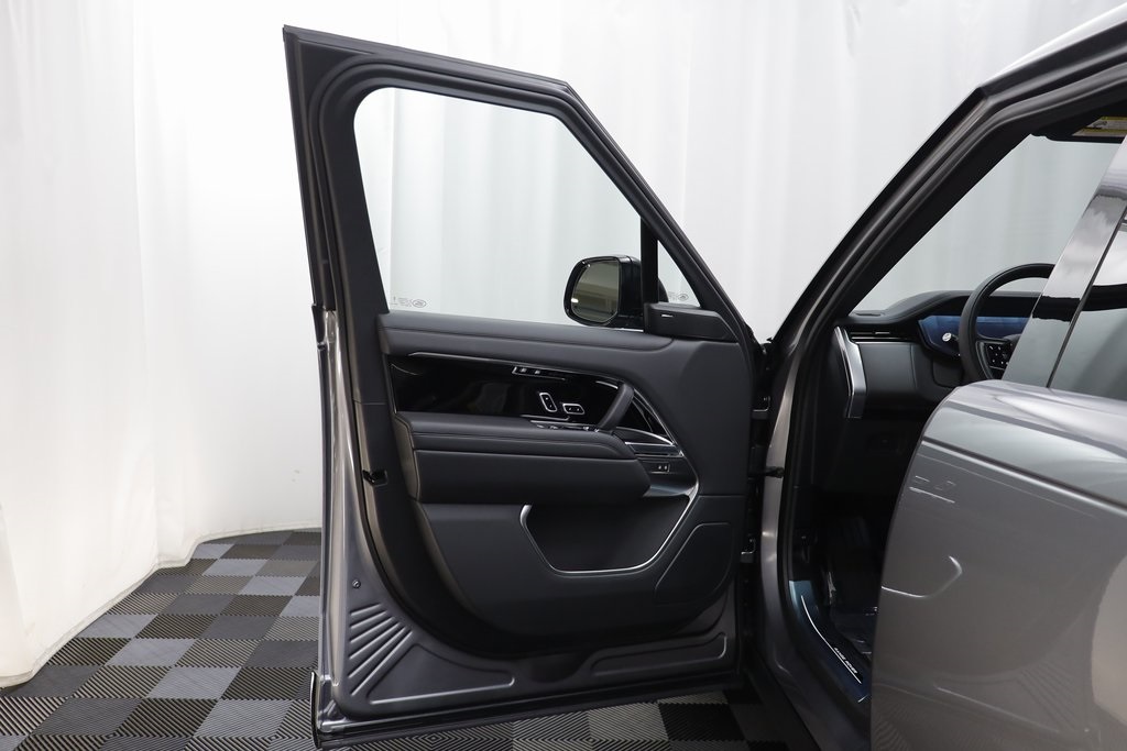 2025 Land Rover Range Rover SE photo 4