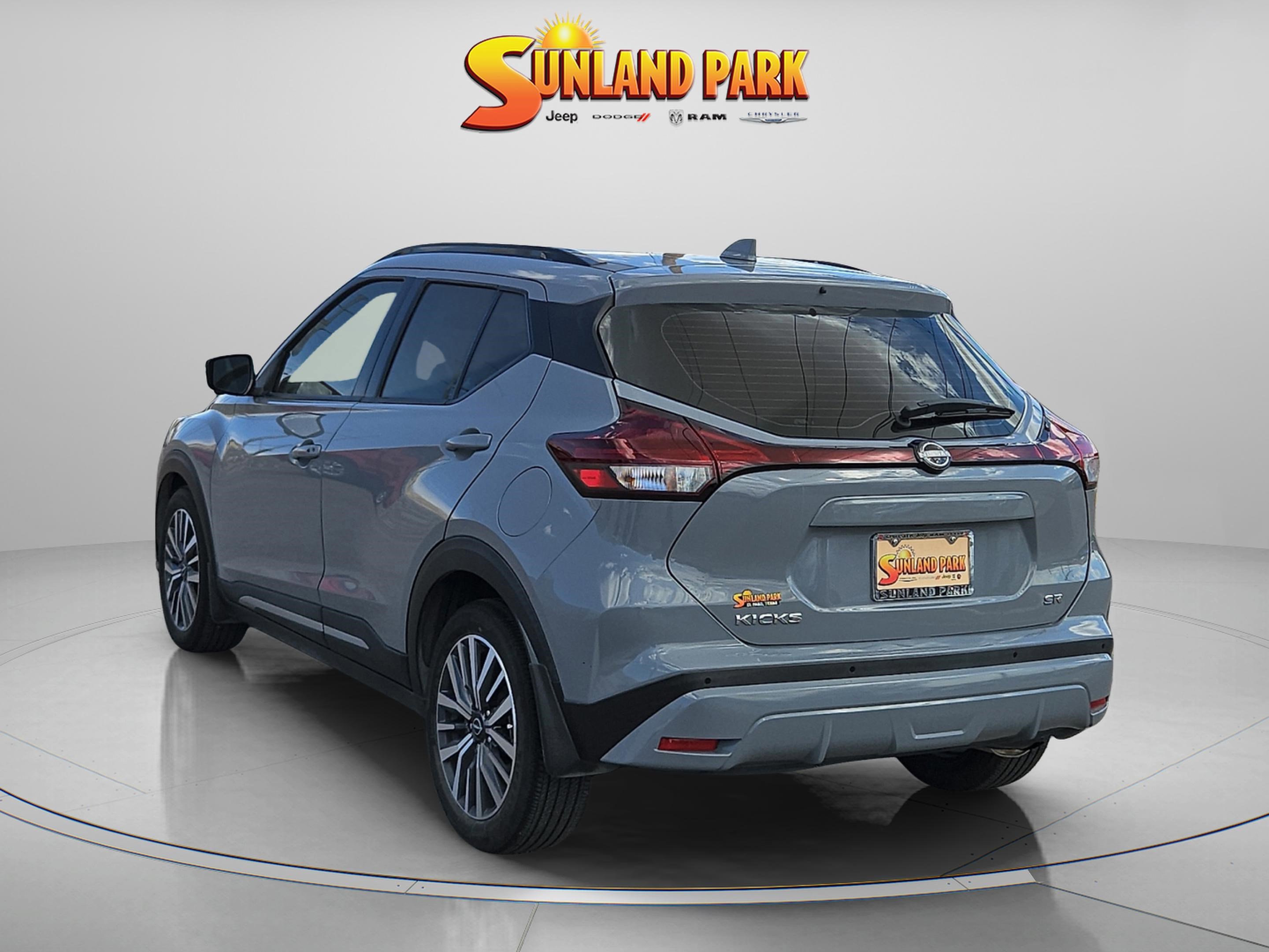2023 Nissan Kicks SR photo 3