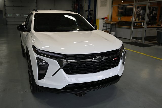 2025 Chevrolet Trax photo 2