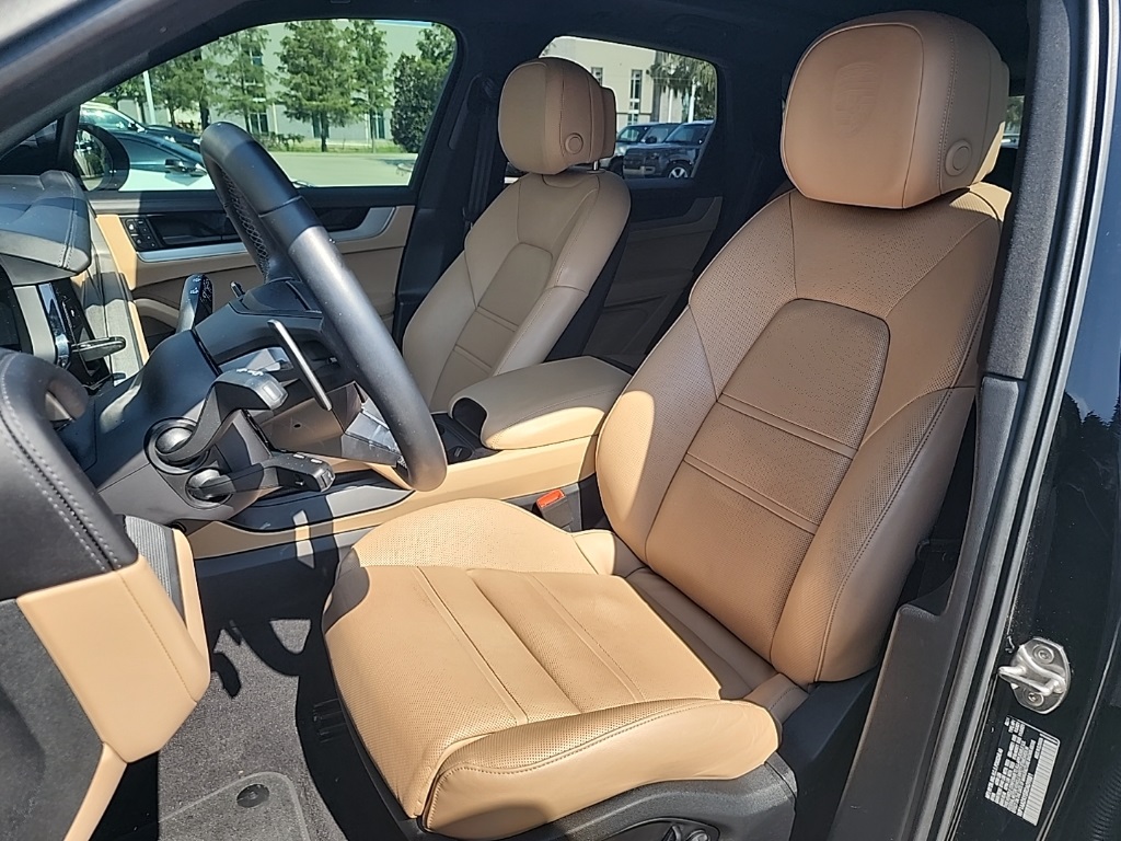 2024 Porsche Cayenne Base photo 3