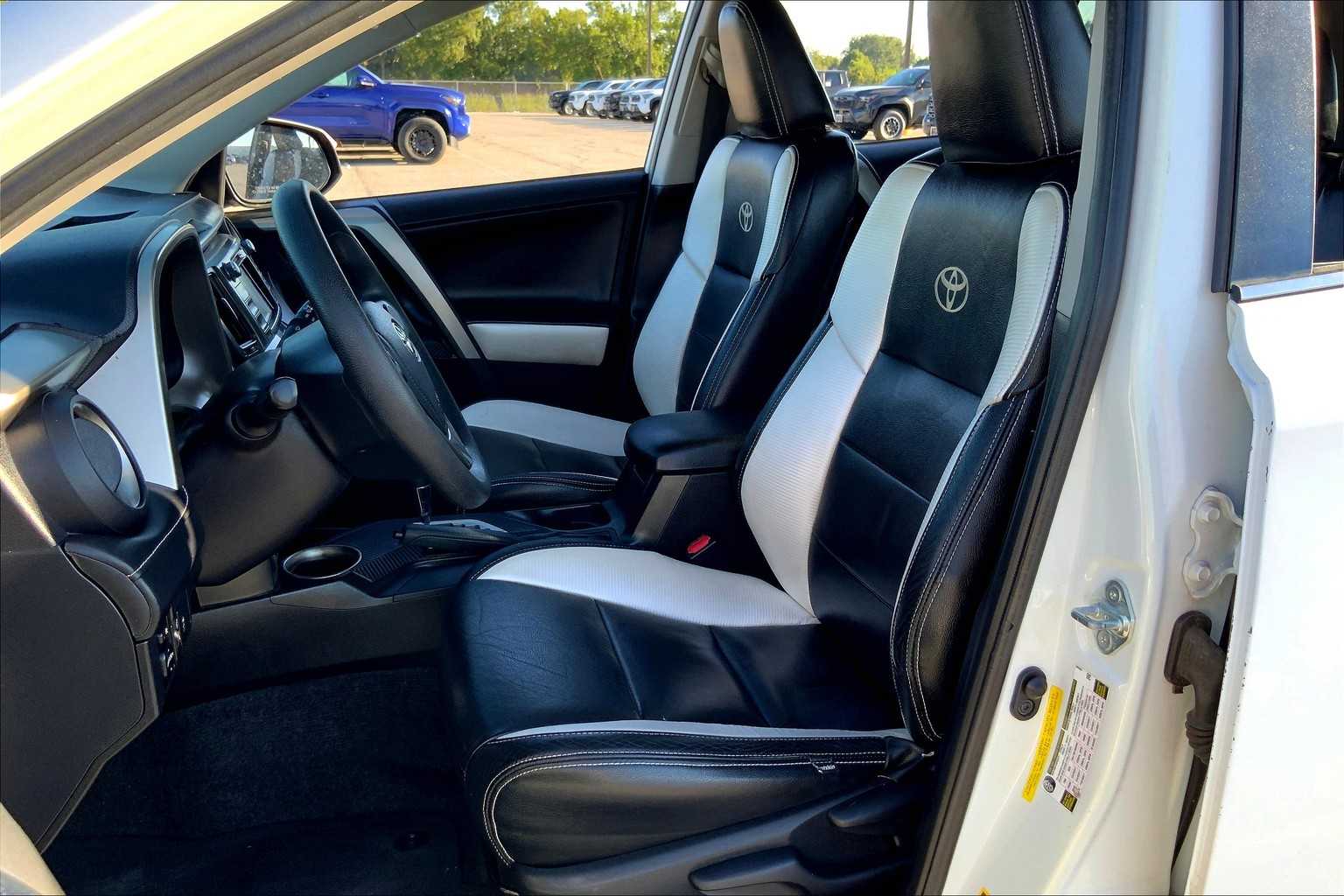 2015 Toyota RAV4 XLE photo 6