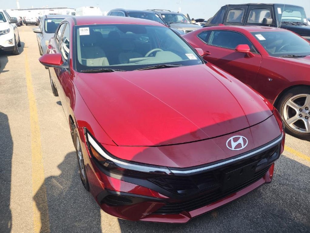 2024 Hyundai Elantra SE photo 2