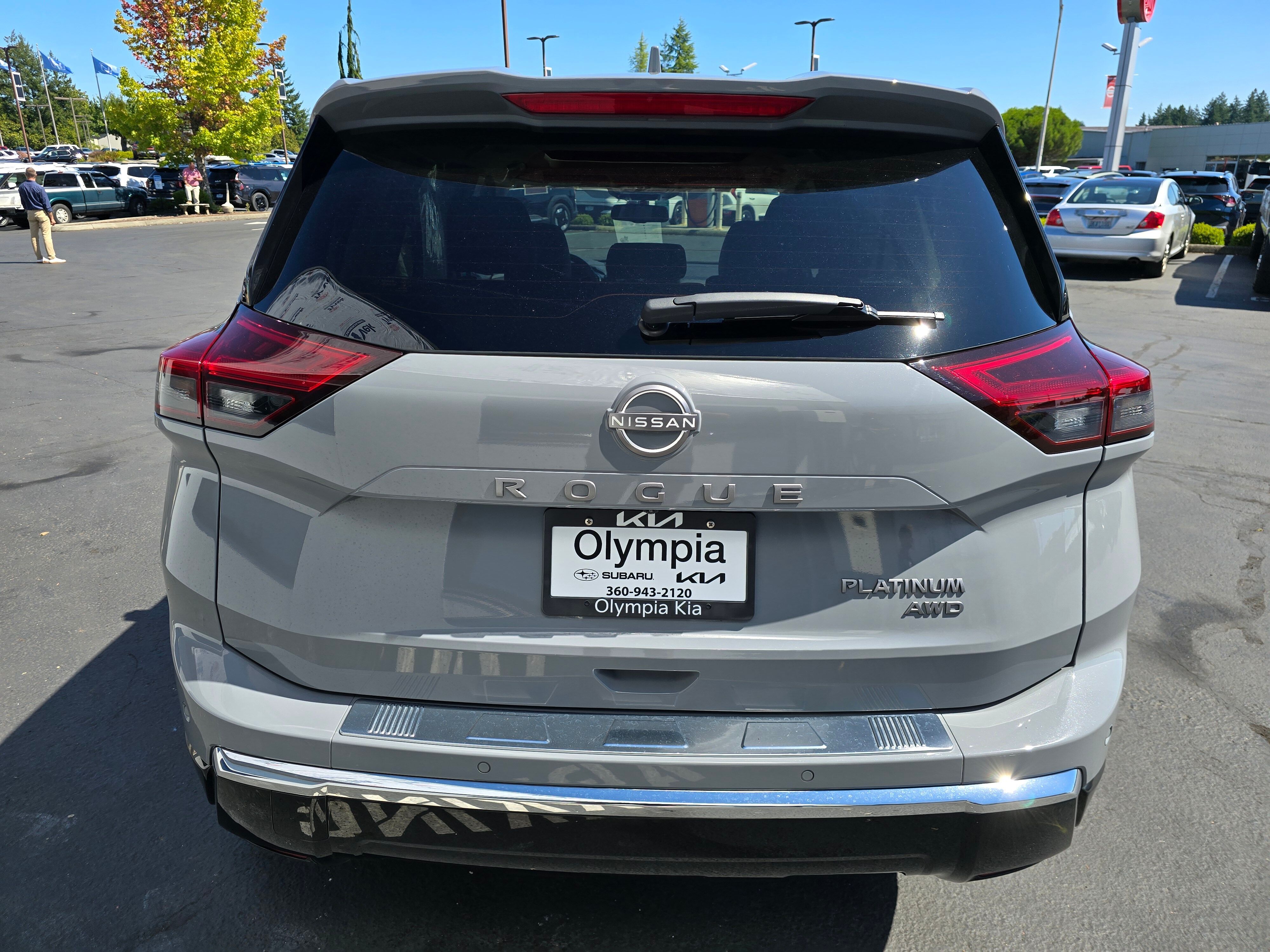 2024 Nissan Rogue Platinum photo 3